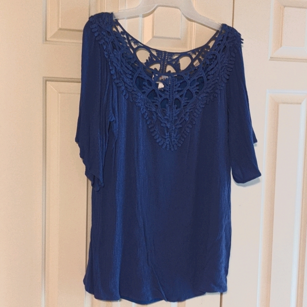 Zigzag stripe brand large crochet neckline top